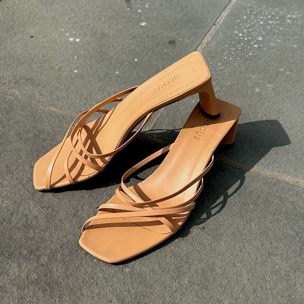 NEOUS nude leather sandal